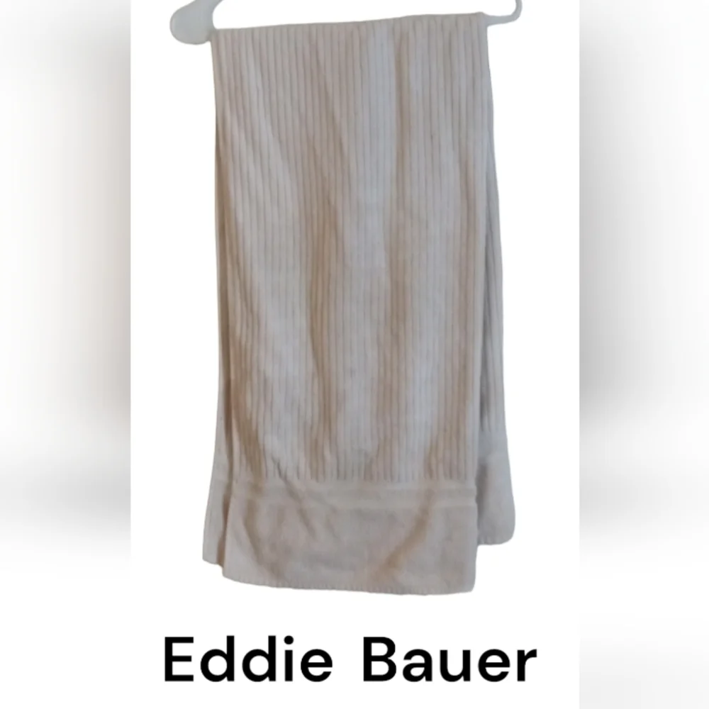 Eddie Bauer Home Plush Cream Giant Bath Towel. Size: 27